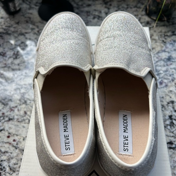 EUC Steve Madden silver glitter slides, size 6 - Picture 3 of 6